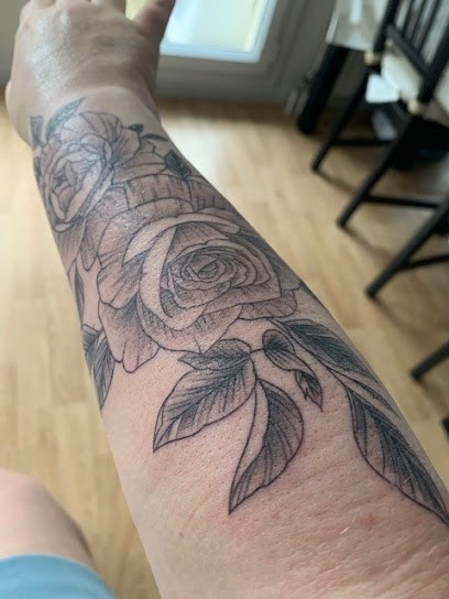 Lucky Dice Tattoo, Tatoueur à Médan