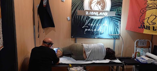 L'encre du paradis, Tatoueur à Parentis-en-Born