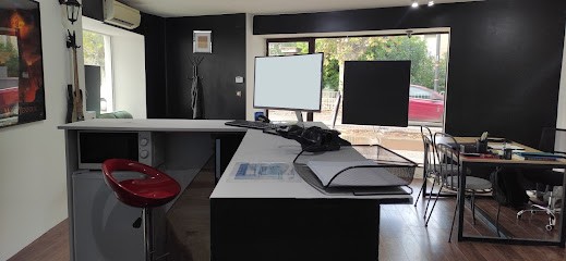 Unham Tattoo et piercings, Tatoueur à Orange