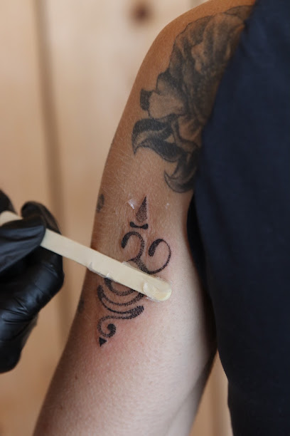 Akamoa Tattoo, Tatoueur à Moustiers-Sainte-Marie