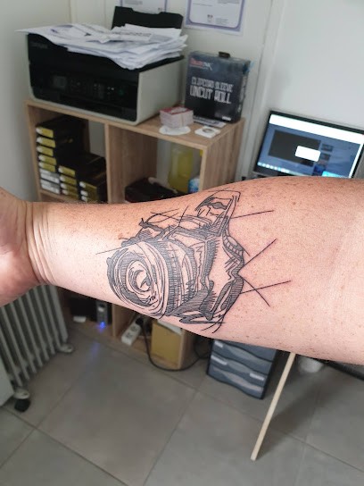 Artifist Tatouages, Tatoueur à Ousse