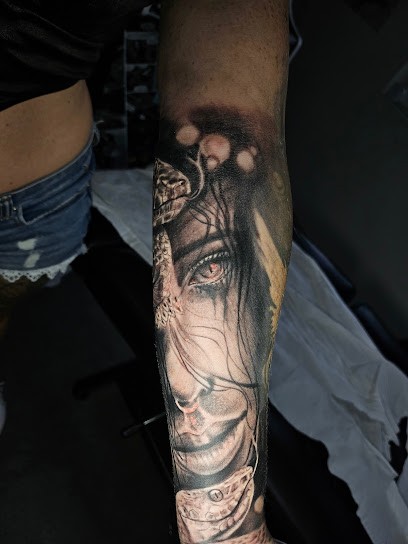 50 nuances de gris, Tatoueur à Saint-Jouan-des-Guérets