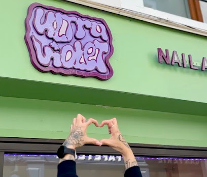 Ultra Violet, Tatoueur à Rumilly